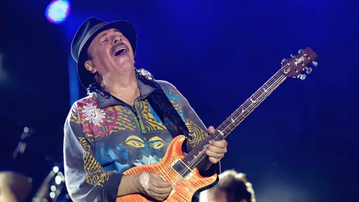 El guitarrista Carlos Santana en pleno show.