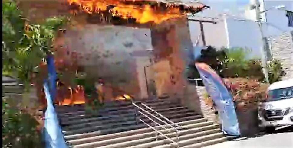 Reportan incendio en palapa de un parque en Isla Mujeres