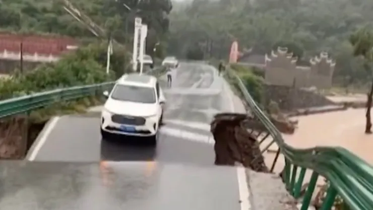 Captan momento en que puente colapsa y arrastra vehículo hacia el agua en China