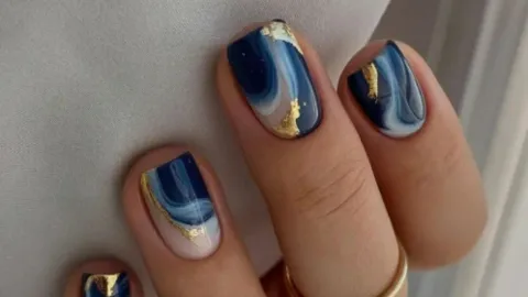 uñas azul marino con foil dorado.jpg