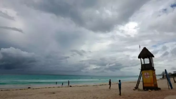 Clima en Cancún hoy 12 de octubre: Prevén lluvias por la onda tropical 29 en la Península