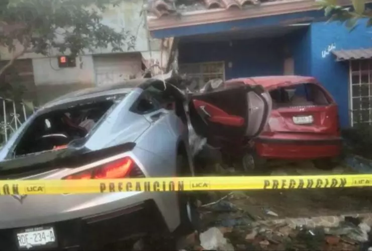 Mujer estrella carro deportivo por despecho