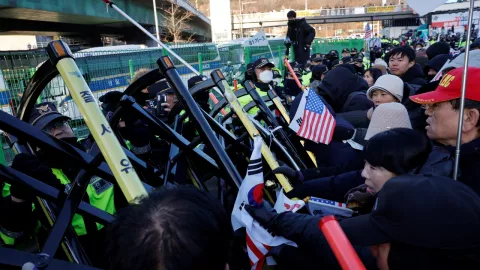 Detienen al presidente de Corea del Sur, Yoon Suk Yeol, acusado de insurrección y corrupción