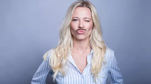 ¿Mujeres con bigote? Esta es la nueva tendencia que rompe con los estereotipos de la moda en 2025