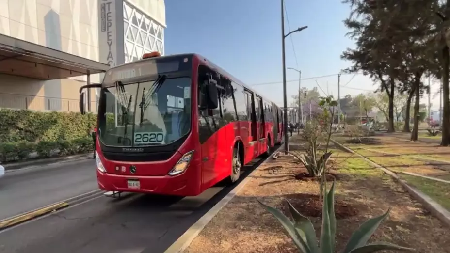 Metrobús de la CDMX atropella a una madre y su hijo en el Parque Tepeyac