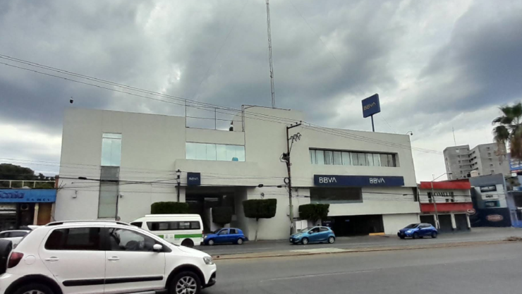 Reportaron presencia policiaca en sucursal bancaria de Cuernavaca.