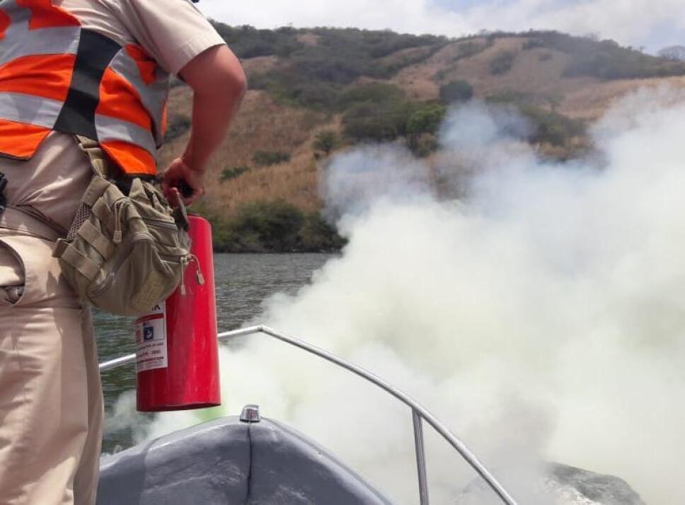 Semar sofoca incendio de embarcación