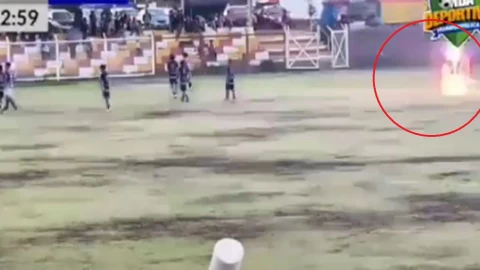 Rayo cae durante partido de futbol y mata a un jugador