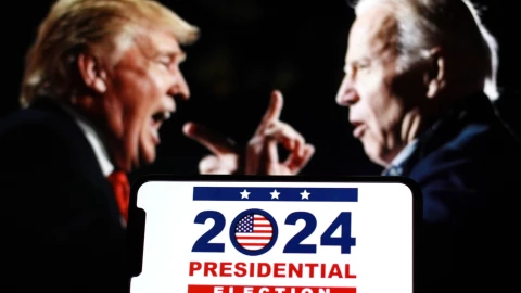 Joe Biden y Donald Trump cara a cara tras un cartel de elecciones 2024