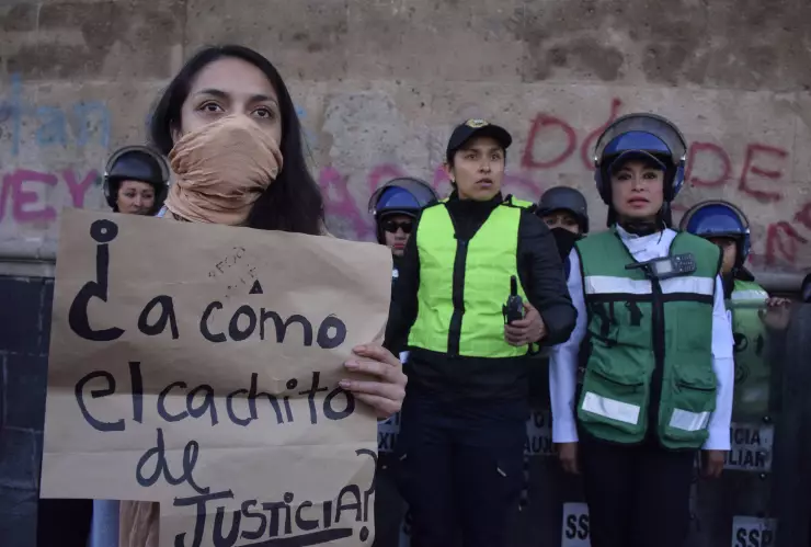Protesta en contra de los feminicidios frente a Palacio Nacional