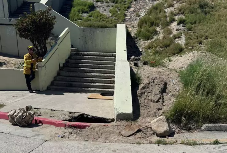 Bomberos rescatan cuerpo sin vida de un socavón en Tijuana