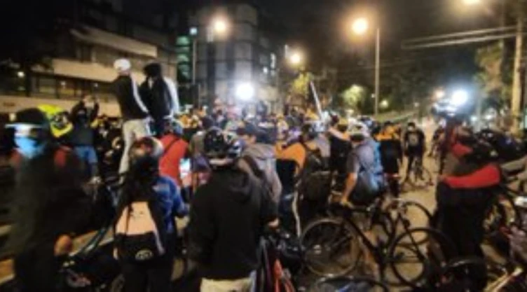 Una protesta de ciclistas terminó con un enfrentamiento con policías de tránsito en la Ciudad de México.
