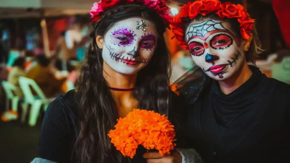 Pan de muerto y veladoras, protagonistas en el Día de Muertos.jpeg