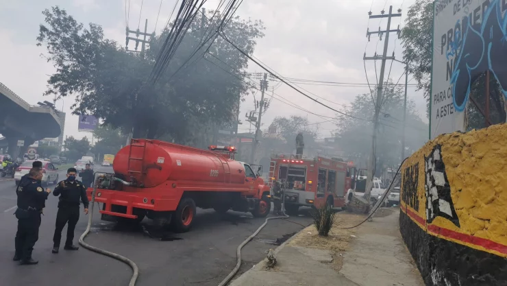 bomberos atienden incendio en Periférico Sur