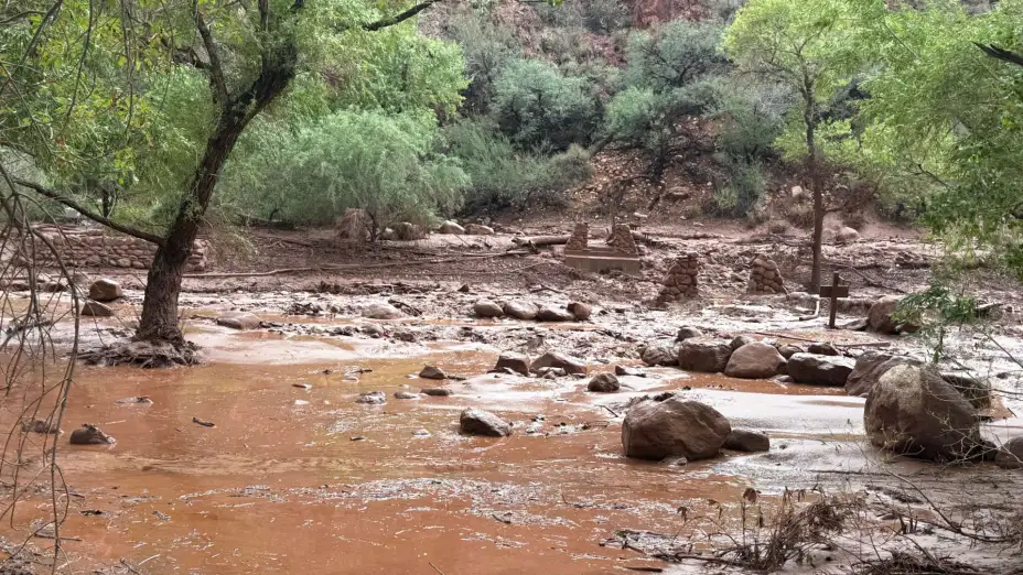 Restos de un puente tras una inundación en el Gran Cañón, en EU.