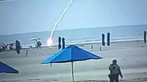 ¡Tragedia en Colombia! Mujer muere tras ser alcanzada por un rayo en playa de Cartagena; video