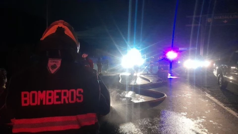 Fuga de hidrocarburos obliga a cierre total de la autopista a Guadalajara-Tepic