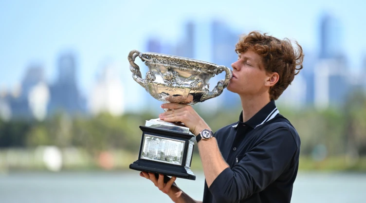 Sinner con el trofeo del Abierto de Australia