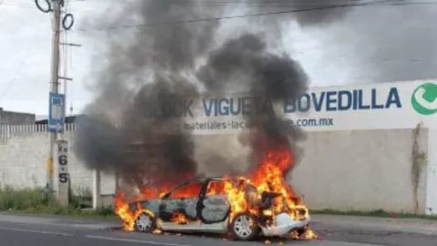 Caos por vehículo incendiado sobre la carretera Puebla-Tlaxcala hoy; hay cierre