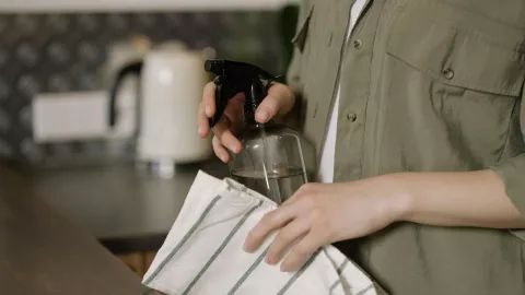 ¿Cuál es la mezcla de ingredientes para limpiar la grasa de las superficies de la cocina? ¡Es muy sencilla!