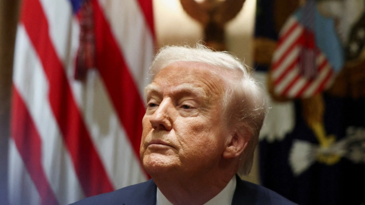 Trump analiza eliminar el financiamiento de NPR y PBS.