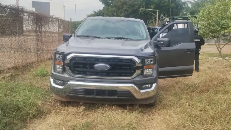 Camioneta robada en EEUU encontrada en Culiacán, en La Campiña