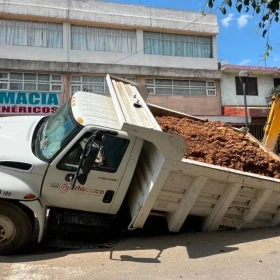 Socavón-en-Iztacalco-CDMX-HOY_-Vactor-y-camión-de-volteo-se-hunden-en-Oriente-108_-colonia-Ramos-Mil.webp