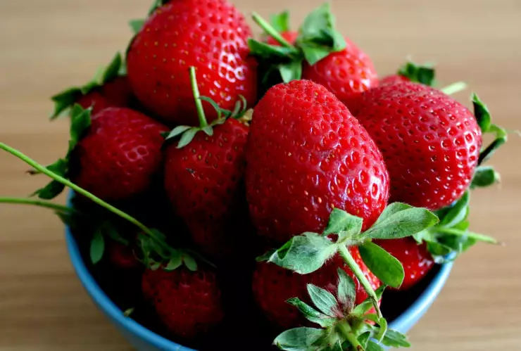 ¿Qué pasa si le quitas el tallo a una fresa antes de desinfectarla?