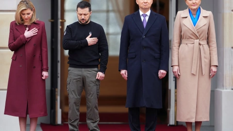 En medio de la crisis de Ucrania el presidente Zelenskiy llega a Polonia.