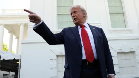 Trump cuestiona a Ramaphosa por persecución de blancos en Sudáfrica durante su visita a la Casa Blanca. Elon Musk estuvo presente