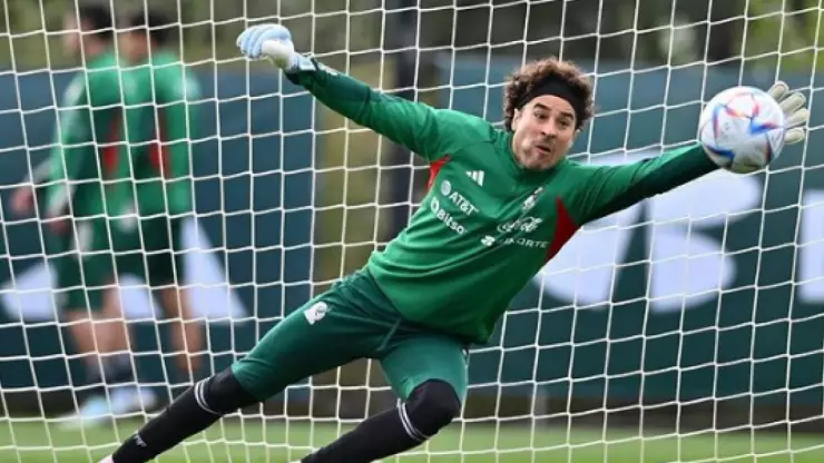 Memo Ochoa tiene 6 dedos