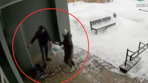 Le abre la puerta a una mujer.png