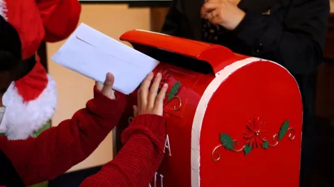 Envía la carta a Santa Claus y los Reyes Magos desde el Palacio Postal