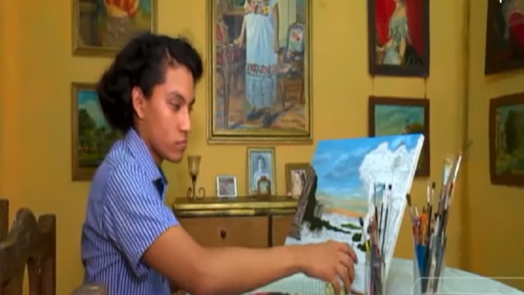 Alejandro, joven cancunense que retrata a sus seres queridos en lienzo