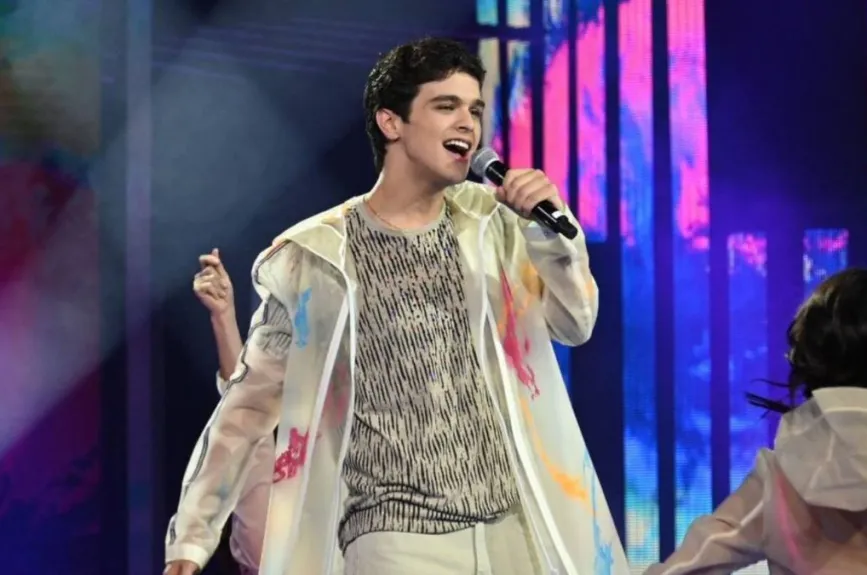 El primero en presentarse fue Julio, el cual cantó “Amigos con derecho” de Reik, recibiendo una grata sorpresa cuando su “tocayo” Julio de Reik, le envió un amigable mensaje para motivarlo a seguir creciendo como músico y artista. El académico dejó un grato sabor de boca a los críticos, quienes lo felicitaron por su gran avance en las últimas semanas.