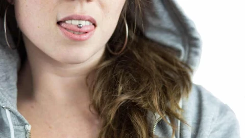 Alertan por reto en TikTok que implica en colocarse un piercing falso