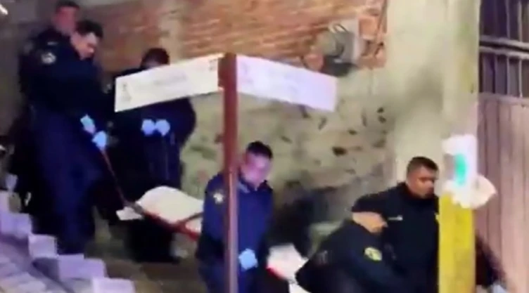 Mientras Dormía_ ¡Desata pánico! Sicario entra a domicilio y asesina a balazos a hombre en la CDMX. En la imagen se observa como la policía y la Fiscalía relizan el levantamiento del cuerpo de la víctima asesinada a balazos en Lomas de San Juan Ixhuatepec.