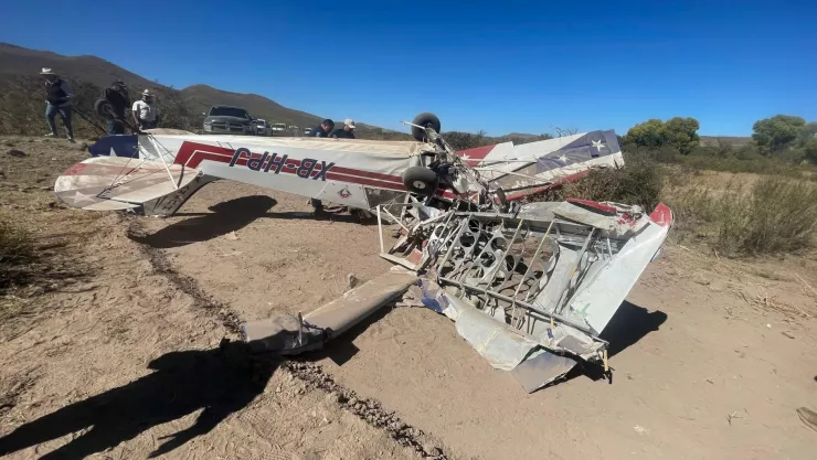 Así una avioneta se desplomó sobre la carretera en Chihuahua; dos personas murieron