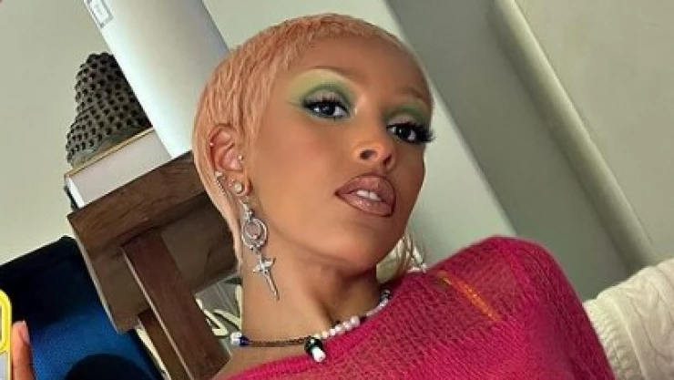 Doja Cat luce piedras incrustadas en el cuerpo ¡¿Era un vestido?!