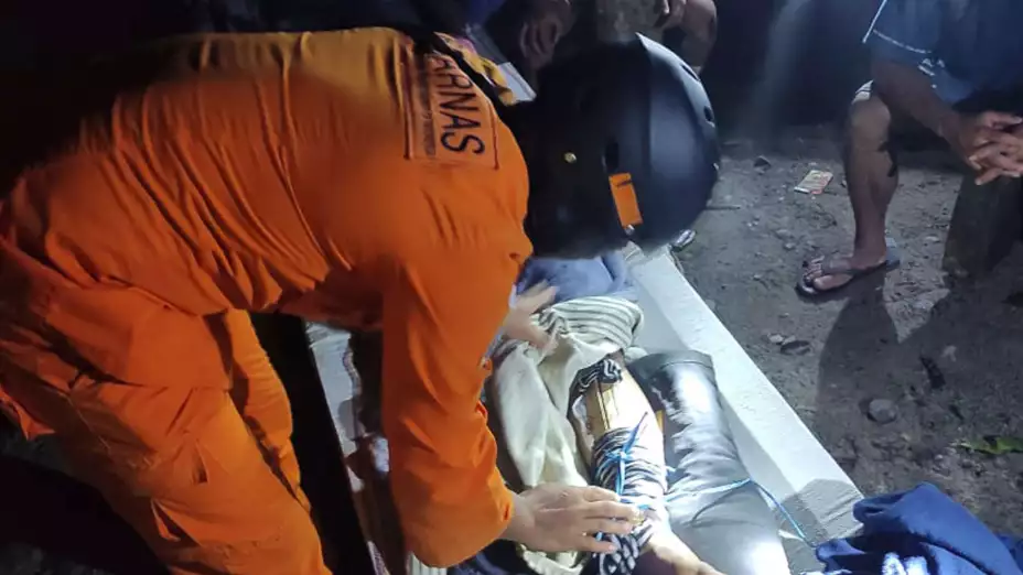 Persona rescatada tras un alud en Suwawa, Indonesia.