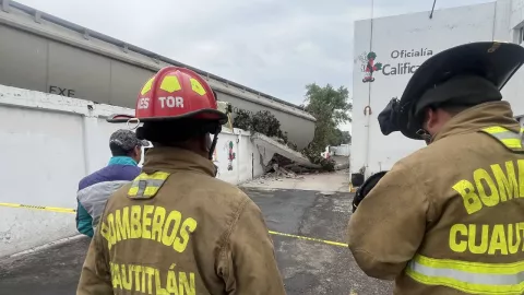 Se descarrila tren en Cuautitlán, Edomex; impacta en oficinas de policía municipal