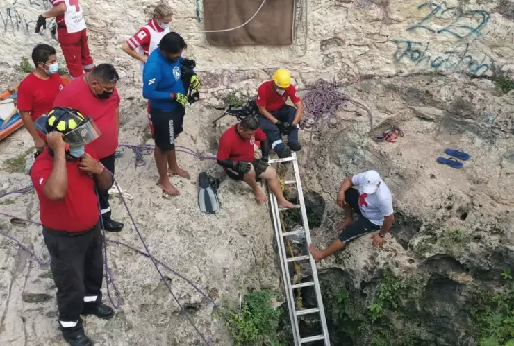 cancun_cenote_azul_hombre