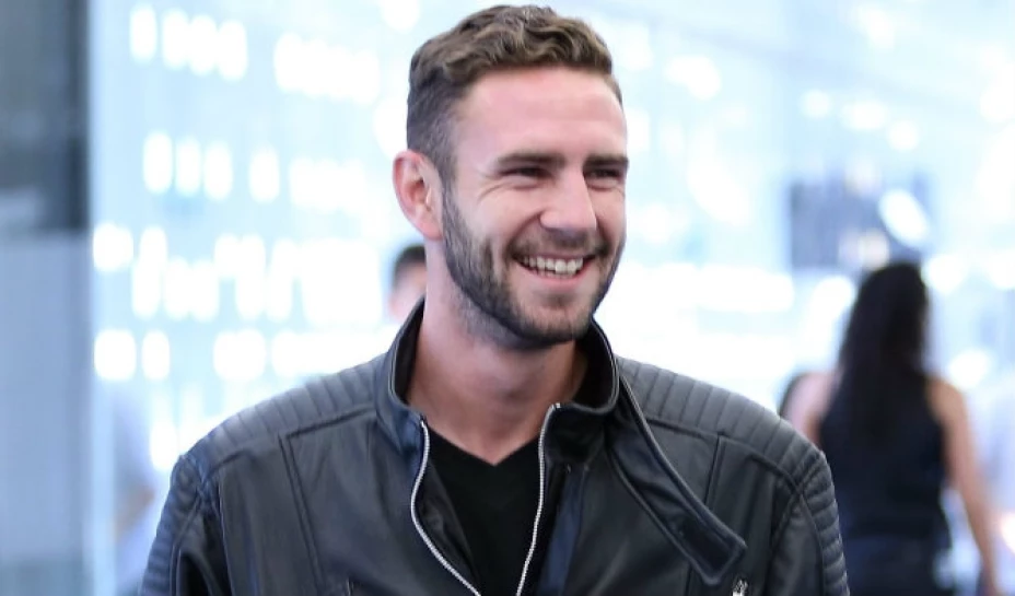 El futbolista se presentó frente a medios británicos como miembro del club Watford de Inglaterra y habló totalmente en inglés