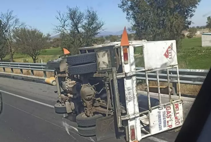 volcadura de unidad con tanques de gas en la carretera méxico querétaro hoy 29 de noviembre 2024.jpg