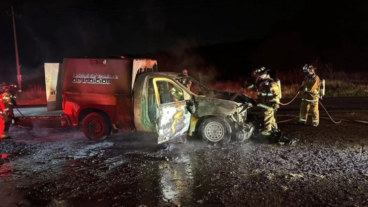 Camioneta de SEMEFO se quema