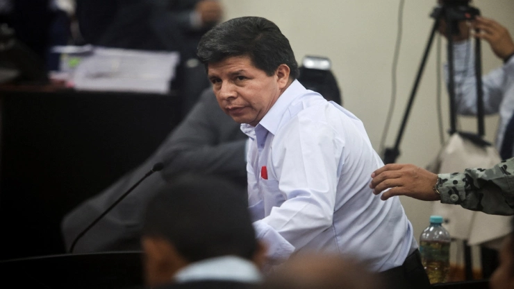 El expresidente de Perú, Pedro Castillo, llega para el inicio de su juicio oral en Lima