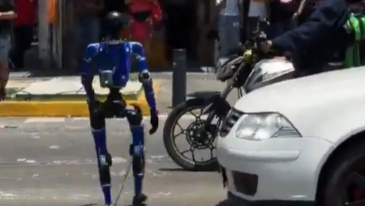 Robot humanoide sorprende en Guadalajara al mover vehículo y motocicleta