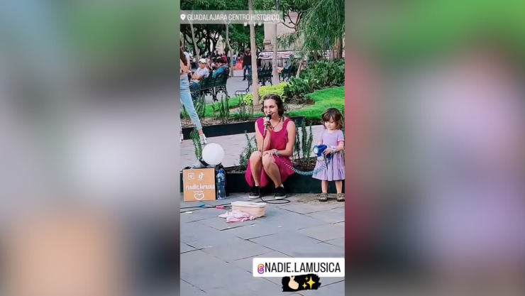 ¡Qué voz! Mujer se hace viral al cantar en el Centro de Guadalajara mientras cuidaba de su hija