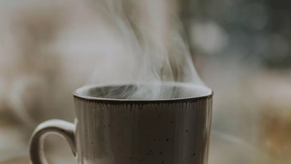 Cliente arroja café caliente a gerente tras negarle un reembolso