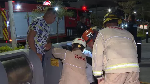Zapopan hombre se atora bote de basura por rechazar regalo